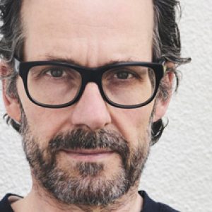 Mutina stengods av Konstantin Grcic i en kontorsentré