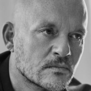 Mutina stengods ritat av Vincent Van Duysen i en kontorsentré