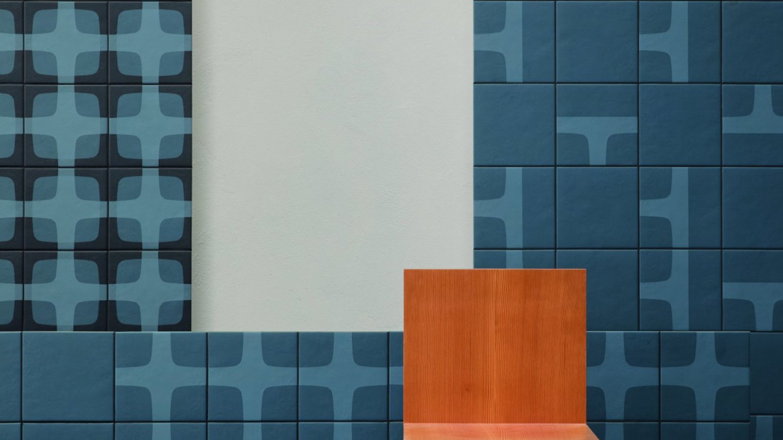 Betty vaegg fraan Mutina med Night Blue grafiskt rutnaet