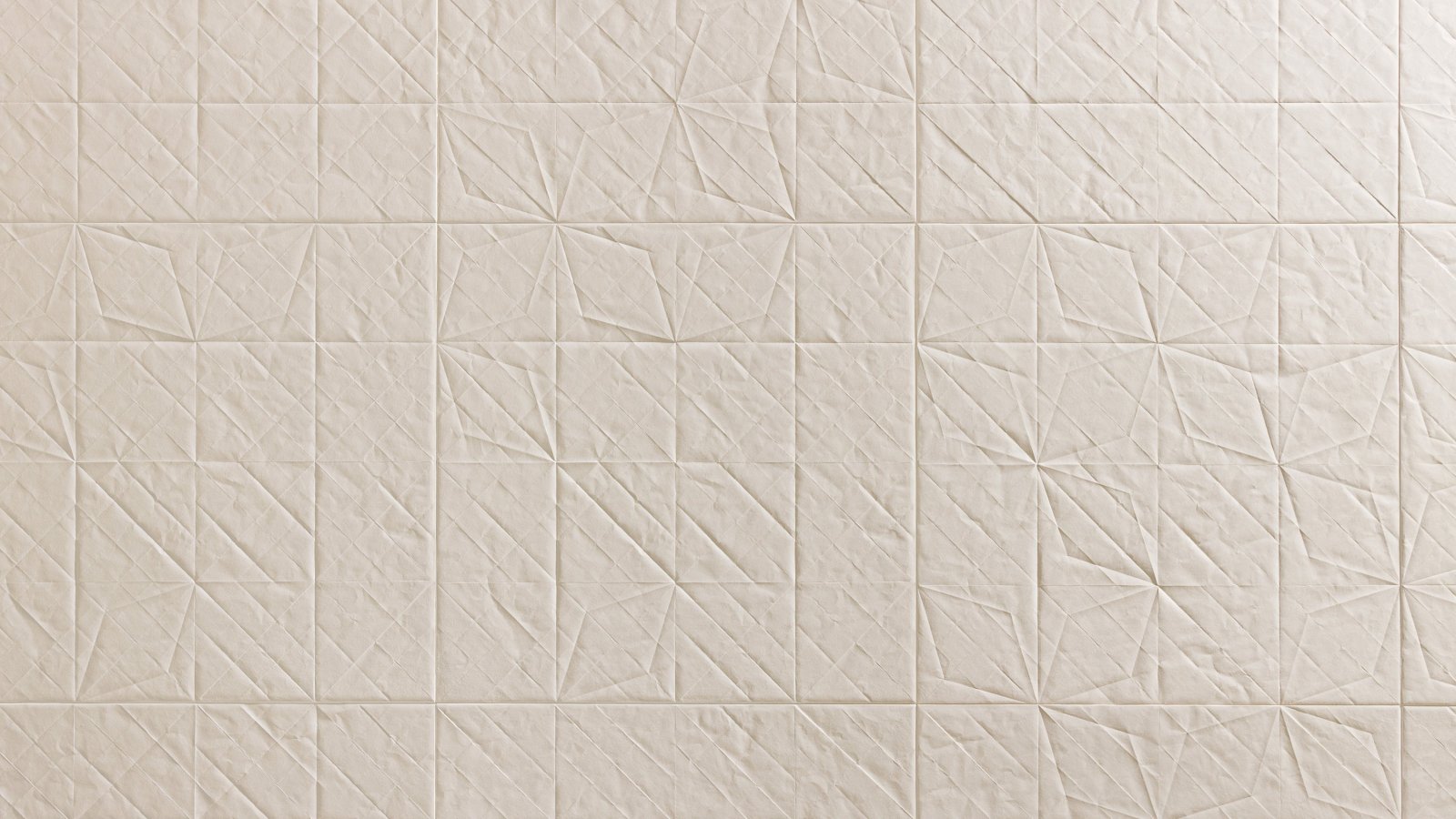 Porslinsyta Folded fran Mutina med pappersveckrelief