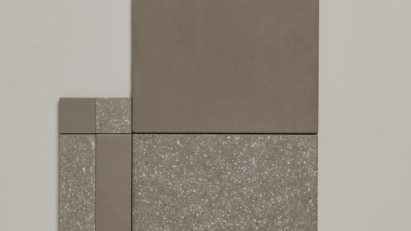 Kollektionen Time från Mutina med texturerna Rough och Smooth i samma golv