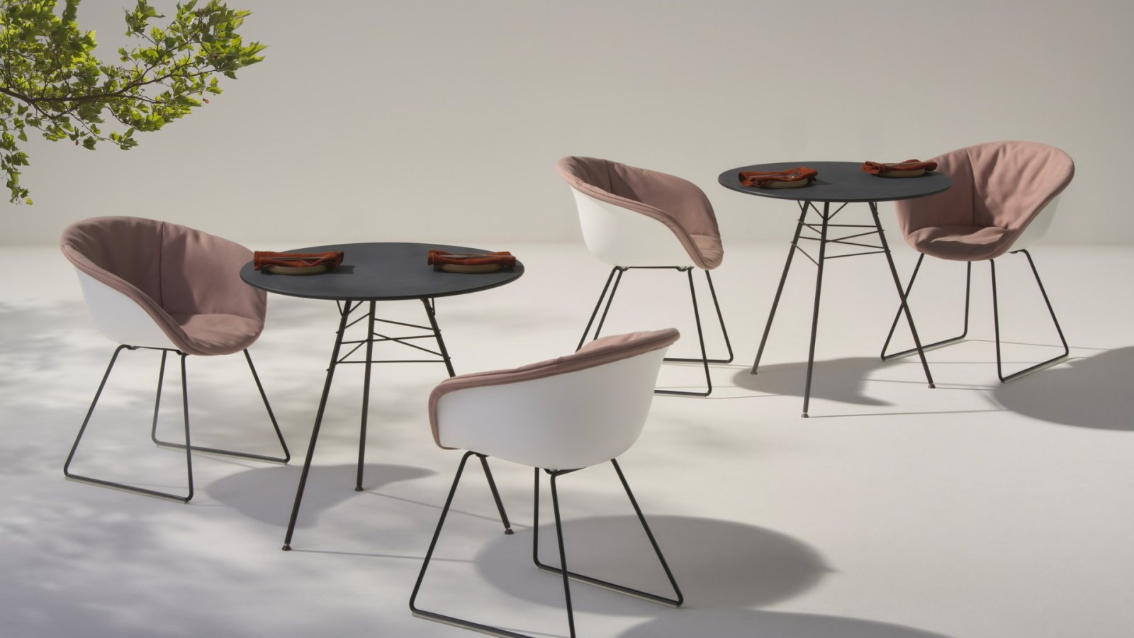 Leaf designstol från Arper med bladnervsstruktur i stål i en lounge