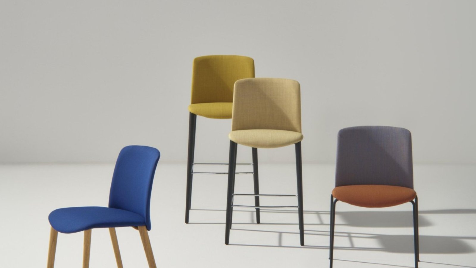 Mixu designstol från Arper med olika material på sits och rygg vid matplatsen