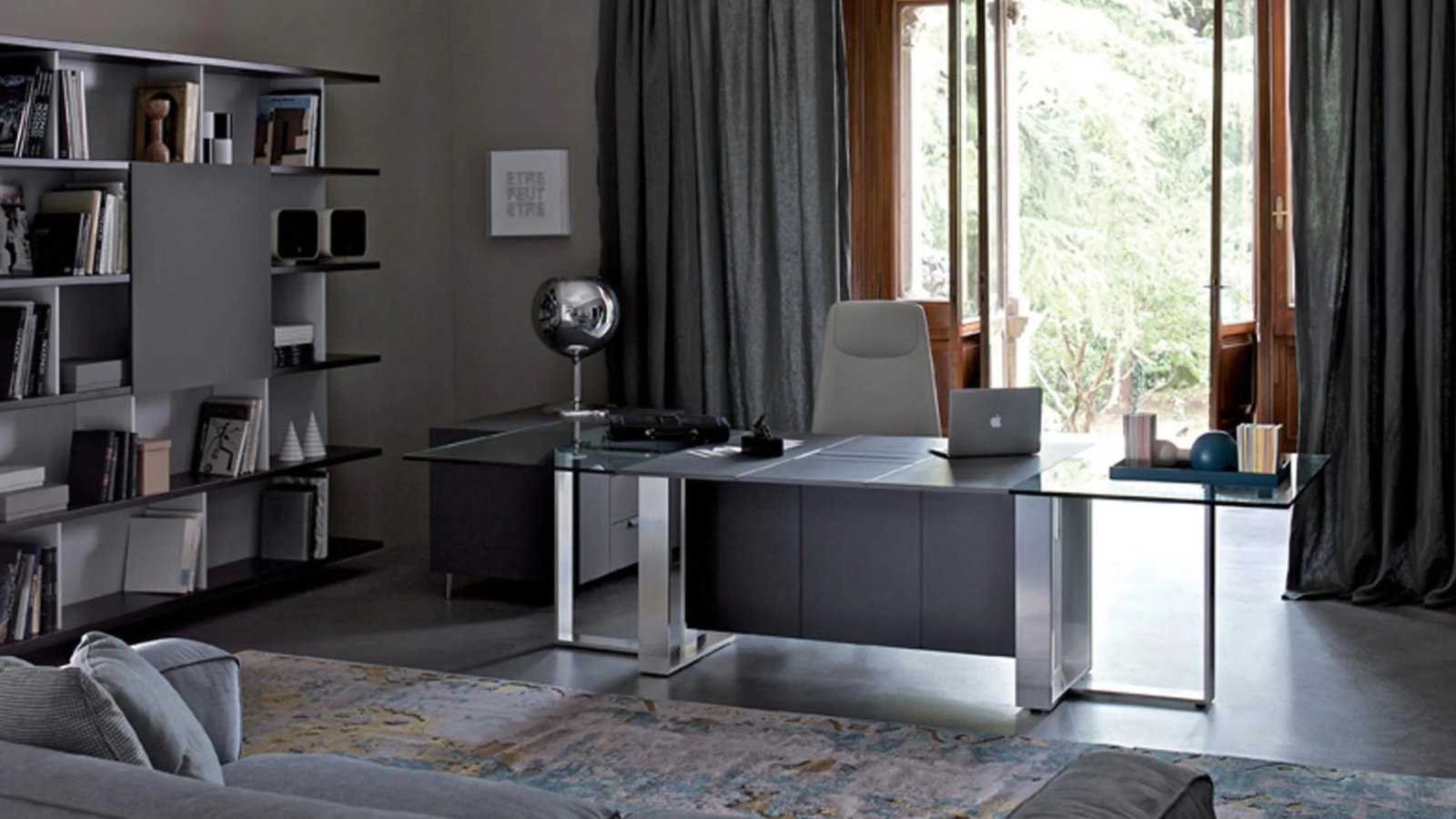 Designskrivbord Altagamma från Estel i fanér med top access som en springa och ram i aluminium