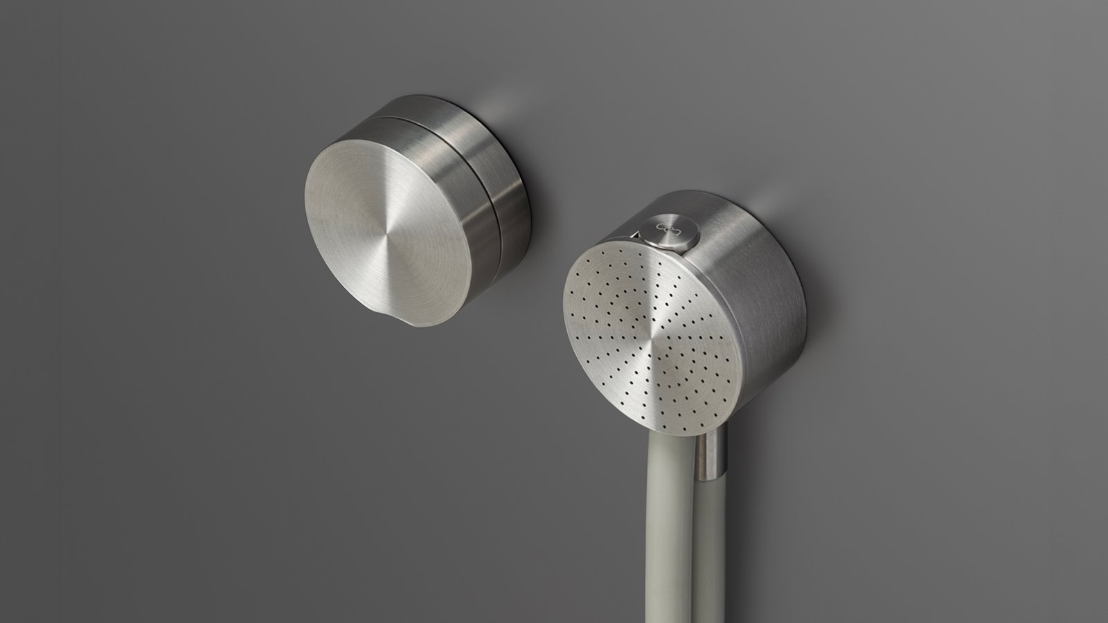 Silkesgrå silikonslang på Giotto Plus-duschgrupp från Cea Design