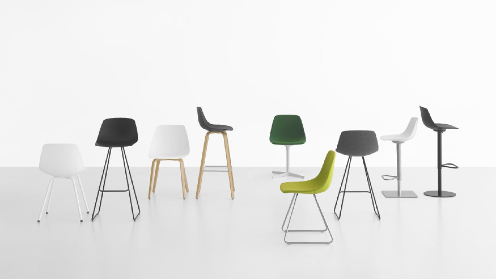 Designbarstolen Miunn från Lapalma med böjt träskal