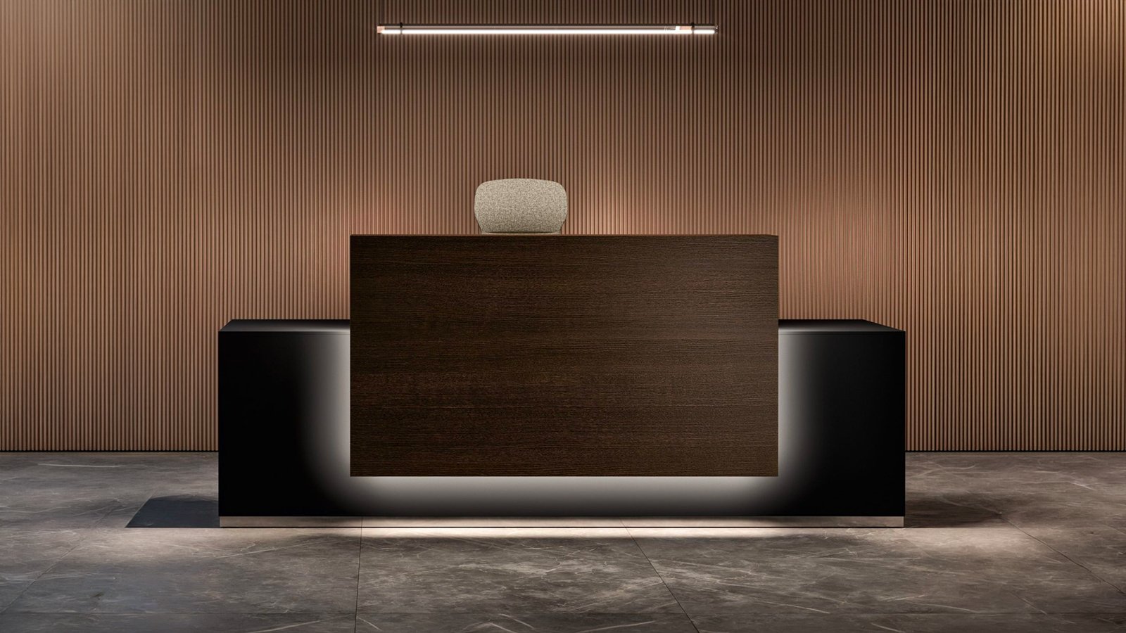 Receptionsdisk Lux från Bralco med omlöpande LED-ljus