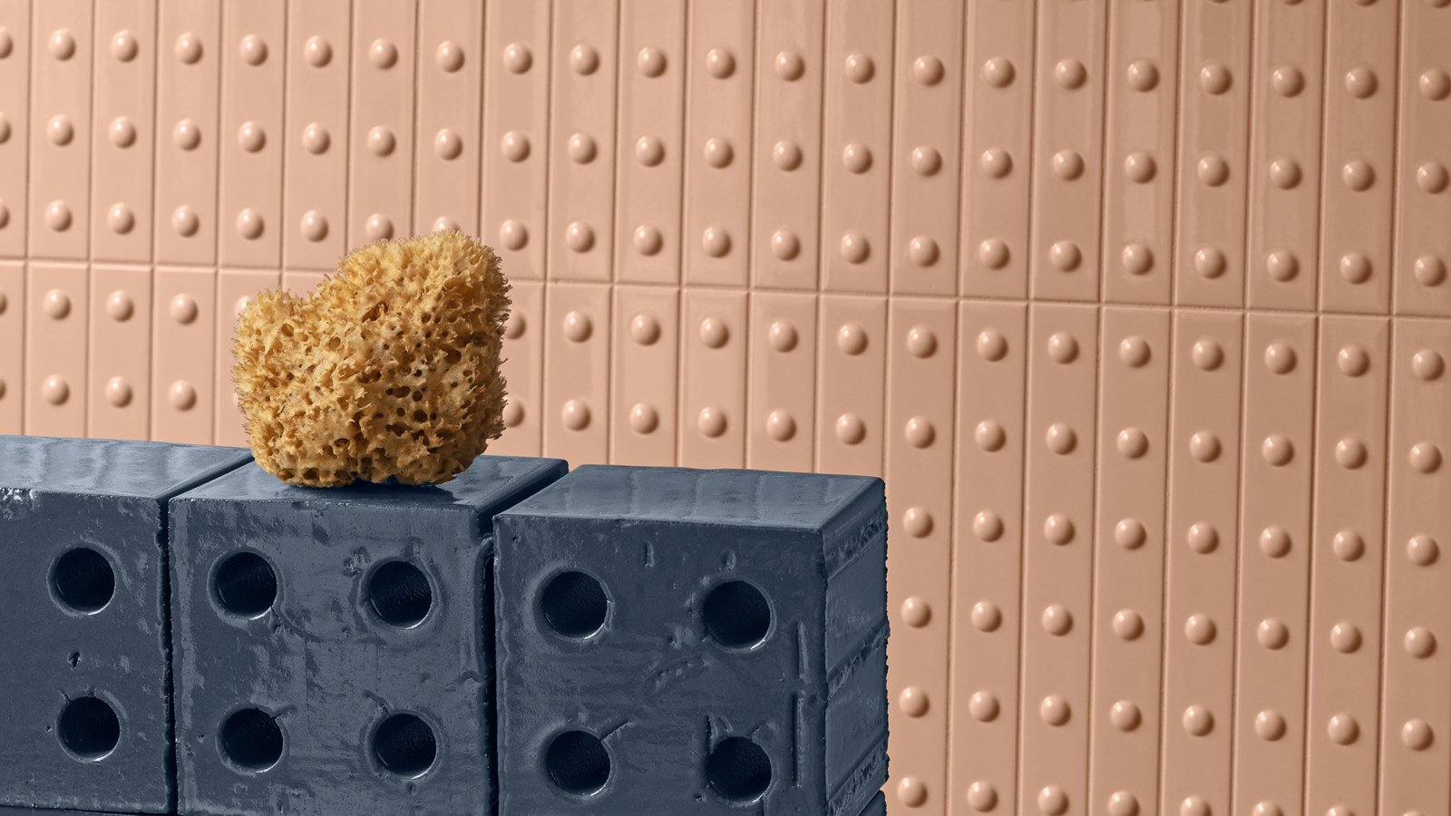 Vägg klädd med Punto keramiklister från Mutina, reliefstruktur