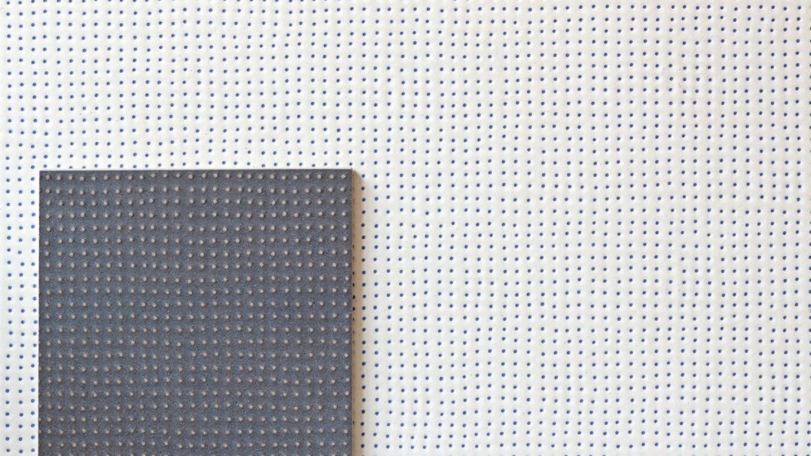 Pico fraan Mutina, textur Down Natural i Blanc med nedsaenkta prickar