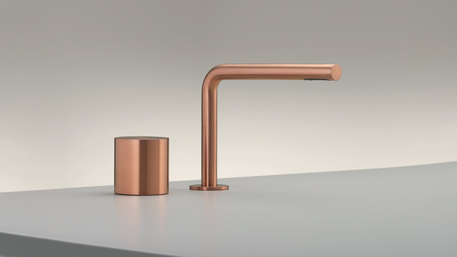 Opus tvåhåls progressiv blandare med vridbart utlopp i Copper satinerad