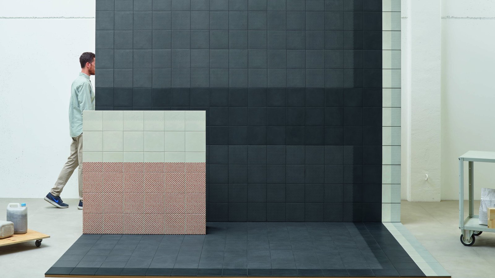 Tape Mutina lagd med blandade grafiska moenster i glaserad granitkeramik