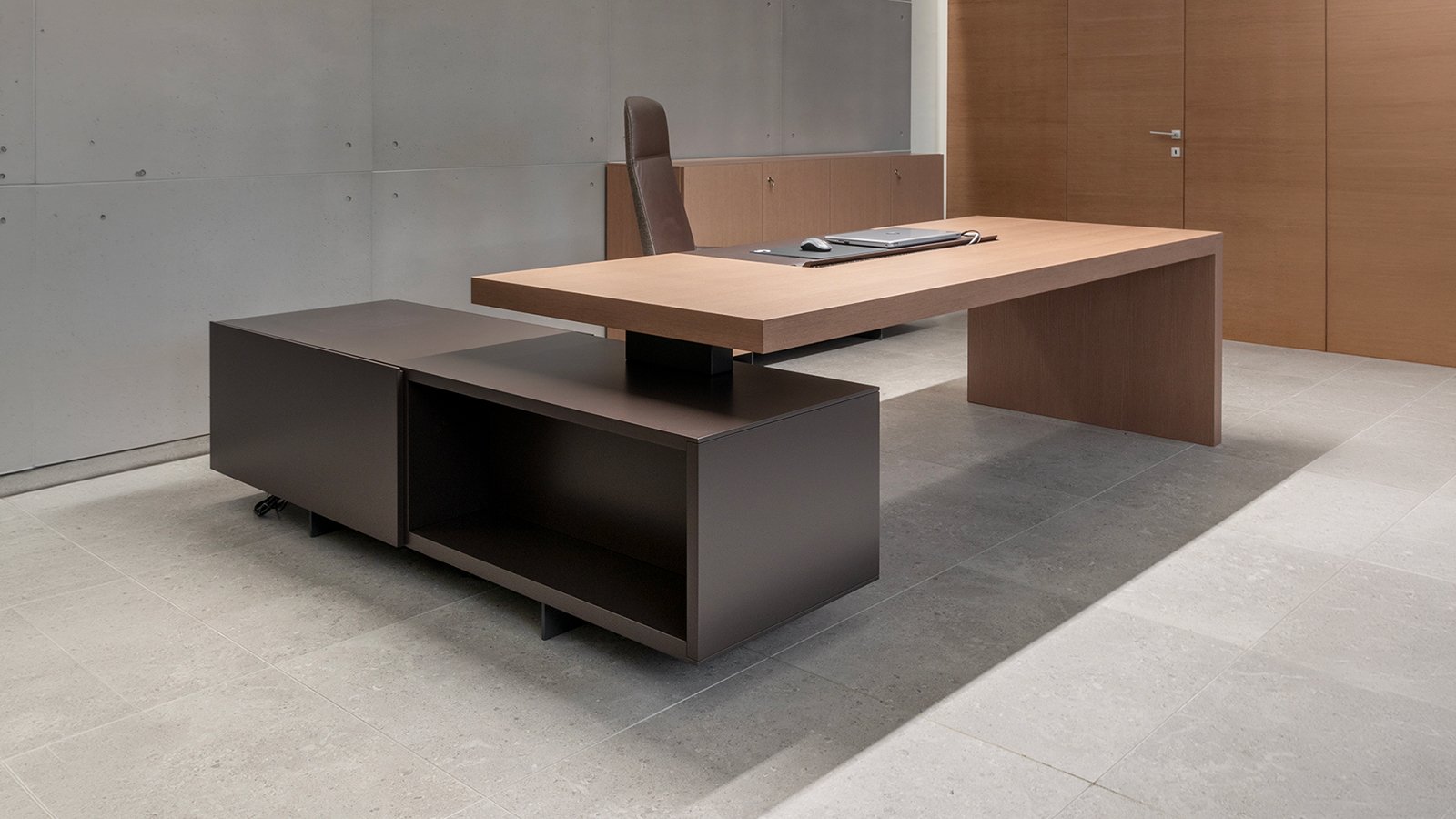 Exklusivt skrivbord Asymmetrical från Tecno med skrivunderlägg i svart läder