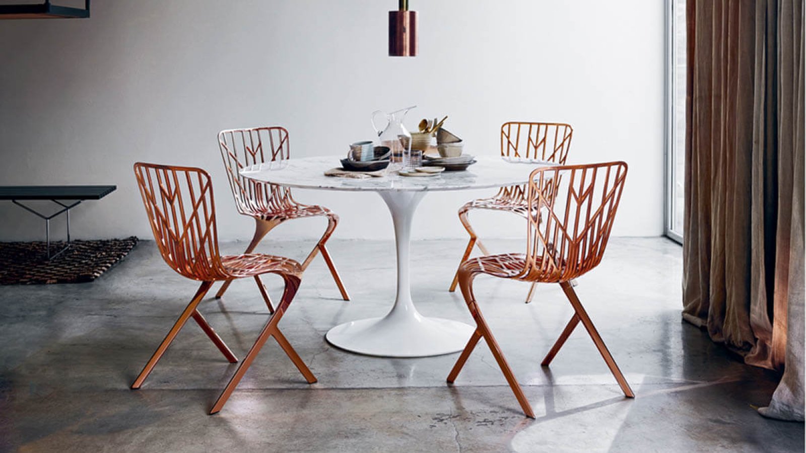Ovalt Saarinen-konferensbord från Knoll med marmorskiva i ett styrelserum