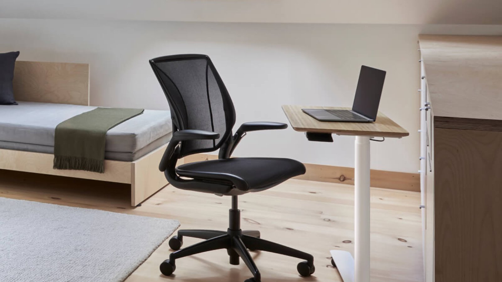 Ergonomisk kontorsstol World LM från Humanscale med sits i lågnötande nät