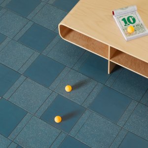 Vägg klädd med moduler ur kollektionen Time