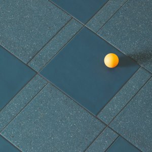 Invändigt golv lagt med granitkeramik Time från Mutina