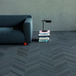Fiskbensgolv av Mutina Mews klinker i Ink i en reception