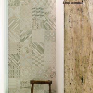 Patchworkvaegg i Azulej Grigio combination plattor fraan Mutina