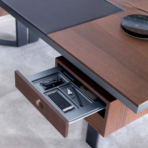 Åtta strömstationer i den höjda mitten på Lloyd åttakantbordet