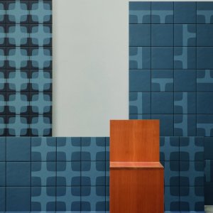 Betty vaegg fraan Mutina med Night Blue grafiskt rutnaet
