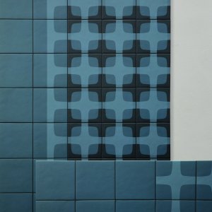 Pausyta klaedd i Betty mjukt rutnaet fraan Mutina