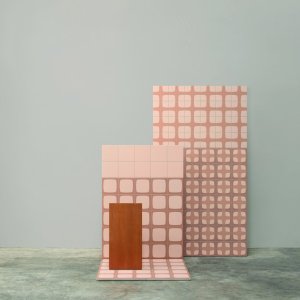 Betty Set platta fraan Mutina med grafiskt element