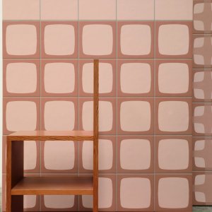 Betty Frame platta fraan Mutina med grafiskt element
