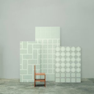 Betty Plus platta fraan Mutina med grafiskt element