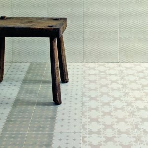 Pausrumsvaegg i blandade Azulej Bianco moenster
