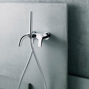 Hög AL/23 tvättställsblandare bredvid ett tvättställ för bänkmontering