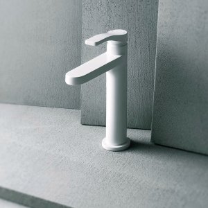 Designblandare från Fantini: AL/23 ettgreppsblandare i krom mot grå betong