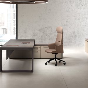 Arche skrivbord från Bralco med ekskiva och omlöpande ram