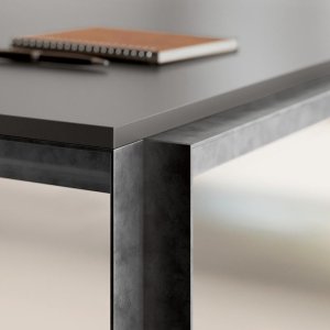 Modernt skrivbord med frontpanel och kabelränna
