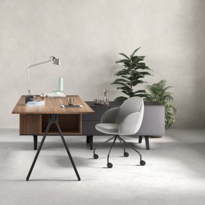 Designskrivbord Lay från Archiutti med ljusgrå skivor och röd stomme