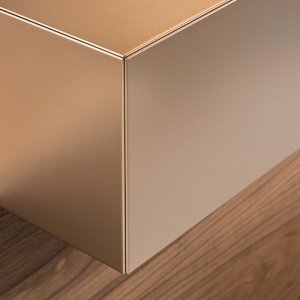 Front i blekt ek och överdel i brown metallic på receptionsdisken Toki