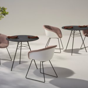 Leaf designstol från Arper med bladnervsstruktur i stål i en lounge