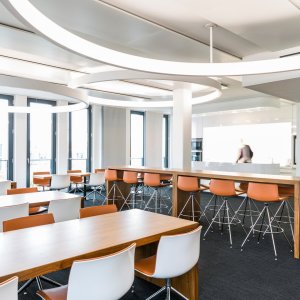 Designstolar Catifa 53 uppställda kring ett konferensbord