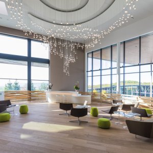 Loop systemet av Lievore Altherr Molina i en ljus hall