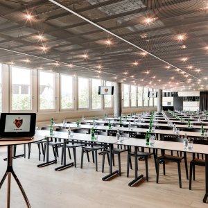Juno 02 stolar kring ett matbord utomhus