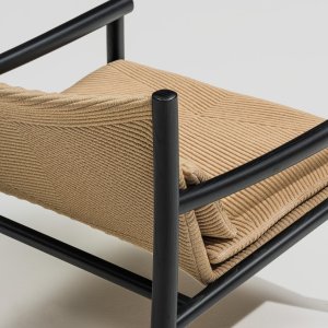 Rad av Kata Chairs i informellt mötesrum
