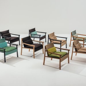 Kata Chair runt ett samarbetsbord