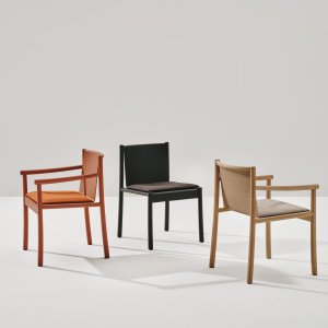Kata Chair med armstöd i väntytan