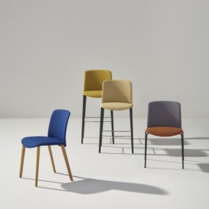 Mixu designstol från Arper med olika material på sits och rygg vid matplatsen