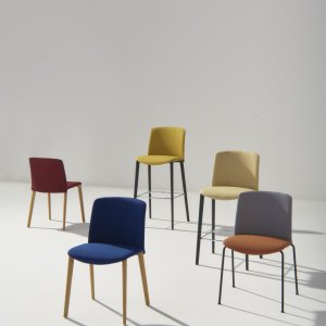 Helklädd Mixu designstol från Arper i en hotellounge