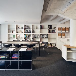 Kabelbricka monterad under ett Nuur Office-bord från Arper