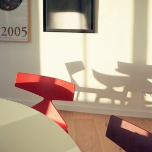 Läderdyna monterad på sitsen av en Saya stol från Arper