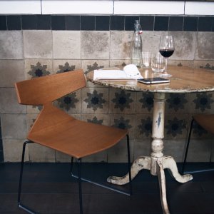 Hotellounge inredd med Saya stolar från Arper