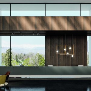 Aluminiumsockel med ställbara fötter på Lux