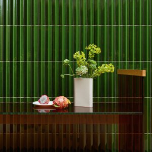 Vägg i Rombini-keramik från Mutina med tredimensionell relief på ett kontor