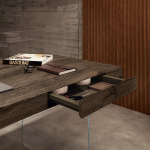 Modernt chefsskrivbord Air från LAGO i glas och trä